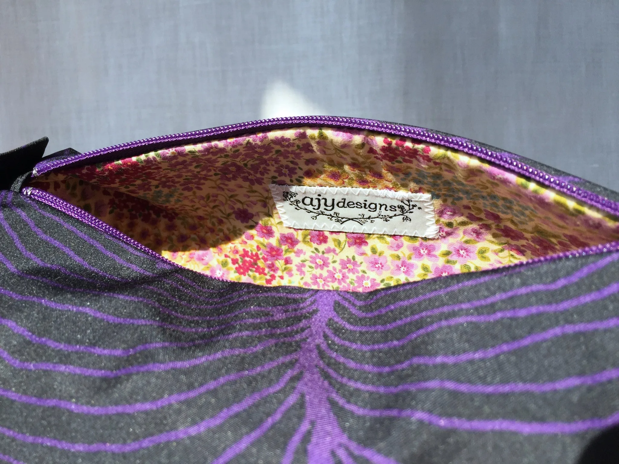LM43 - Large boxy water resistant makeup bag