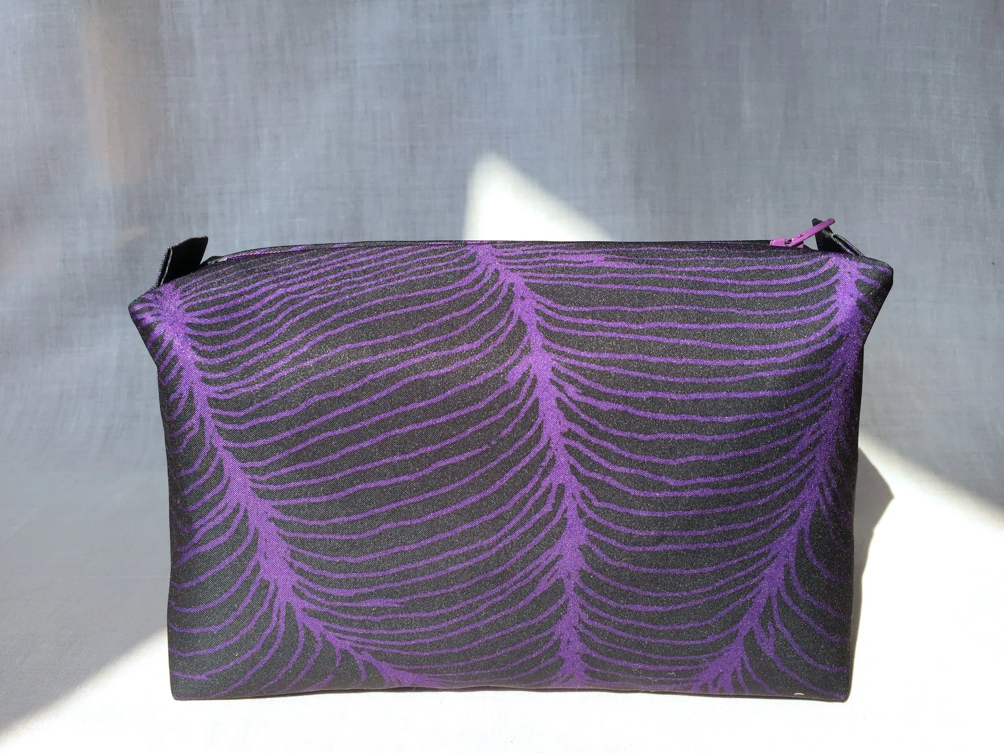 LM43 - Large boxy water resistant makeup bag